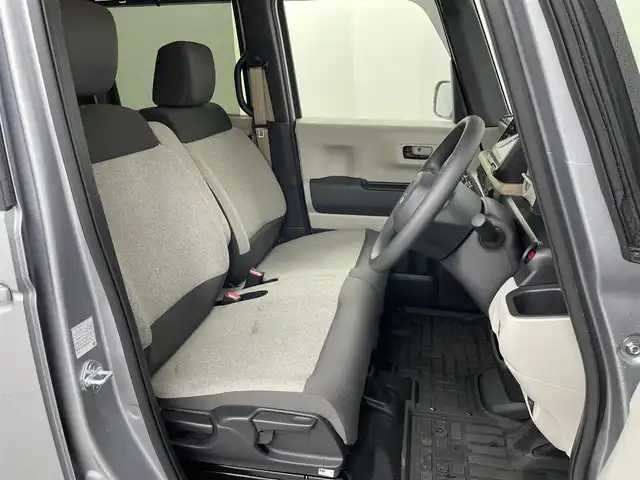 ホンダ Ｎ ＢＯＸ 大分県 2024(令6)年 0.3万km ルナシルバーM ワンオーナー/8インチディスプレイオーディオ/  (VX-240ZFE)/バックカメラ/ステアリングスイッチ/ホンダセンシング/パーキングセンサーシステム/コムテック前後ドライブレコーダー(ZDR035)/左パワースライドドア/右イージークローザー/LEDヘッドライト/オートライト/サンシェードルーフコンソール/シートヒーター(運転席/助手席)/後席ロールサンシェード/チップアップ機能付スライドリヤシート/コルクカラーインパネトレイ/スマートキー×2本/取説&保証書有り