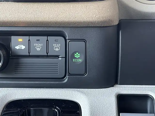 ホンダ Ｎ ＢＯＸ 高知県 2024(令6)年 0.3万km ルナシルバーM ワンオーナー/純正ディスプレイオーディオ/　Bluetooth/AppleCarPlay/AndroidAuto/バックカメラ/ステアリングスイッチ/ホンダセンシング/パーキングセンサーシステム/前後ドライブレコーダー/左パワースライドドア/右イージークローザー/LEDヘッドライト/オートライト/後席ロールサンシェード/チップアップ機能付スライドリヤシート/プッシュスタート/スマートキー/アイドリングストップ/オートライト/オートマチックハイビーム/取扱説明書/保証書/盗難防止装置