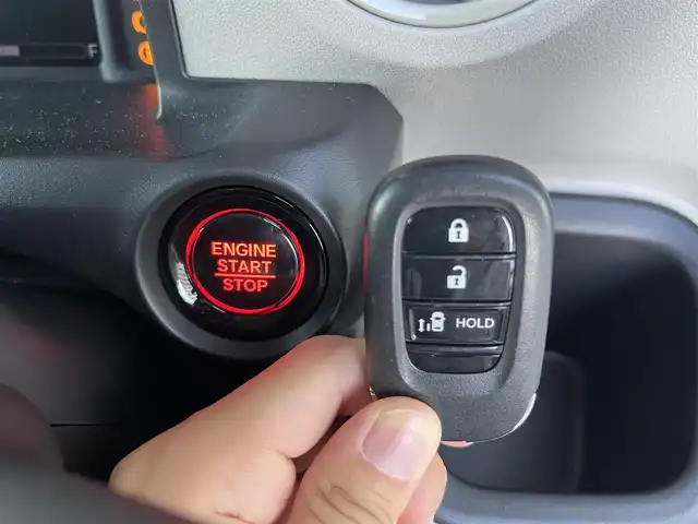 ホンダ Ｎ ＢＯＸ 高知県 2024(令6)年 0.3万km ルナシルバーM ワンオーナー/純正ディスプレイオーディオ/　Bluetooth/AppleCarPlay/AndroidAuto/バックカメラ/ステアリングスイッチ/ホンダセンシング/パーキングセンサーシステム/前後ドライブレコーダー/左パワースライドドア/右イージークローザー/LEDヘッドライト/オートライト/後席ロールサンシェード/チップアップ機能付スライドリヤシート/プッシュスタート/スマートキー/アイドリングストップ/オートライト/オートマチックハイビーム/取扱説明書/保証書/盗難防止装置