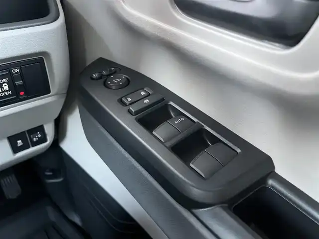 ホンダ Ｎ ＢＯＸ 高知県 2024(令6)年 0.3万km ルナシルバーM ワンオーナー/純正ディスプレイオーディオ/　Bluetooth/AppleCarPlay/AndroidAuto/バックカメラ/ステアリングスイッチ/ホンダセンシング/パーキングセンサーシステム/前後ドライブレコーダー/左パワースライドドア/右イージークローザー/LEDヘッドライト/オートライト/後席ロールサンシェード/チップアップ機能付スライドリヤシート/プッシュスタート/スマートキー/アイドリングストップ/オートライト/オートマチックハイビーム/取扱説明書/保証書/盗難防止装置