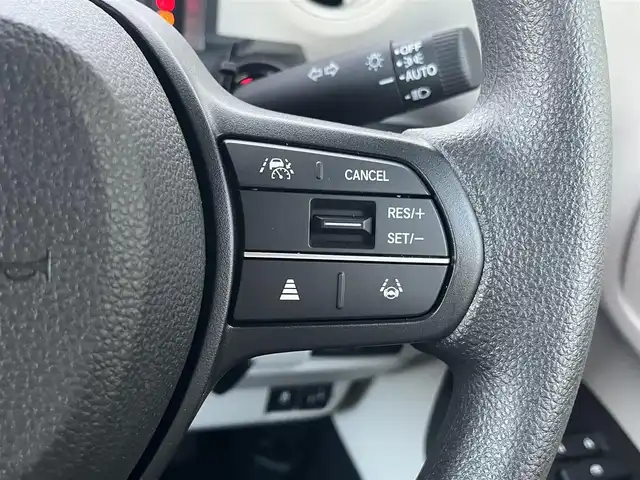 ホンダ Ｎ ＢＯＸ 高知県 2024(令6)年 0.3万km ルナシルバーM ワンオーナー/純正ディスプレイオーディオ/　Bluetooth/AppleCarPlay/AndroidAuto/バックカメラ/ステアリングスイッチ/ホンダセンシング/パーキングセンサーシステム/前後ドライブレコーダー/左パワースライドドア/右イージークローザー/LEDヘッドライト/オートライト/後席ロールサンシェード/チップアップ機能付スライドリヤシート/プッシュスタート/スマートキー/アイドリングストップ/オートライト/オートマチックハイビーム/取扱説明書/保証書/盗難防止装置