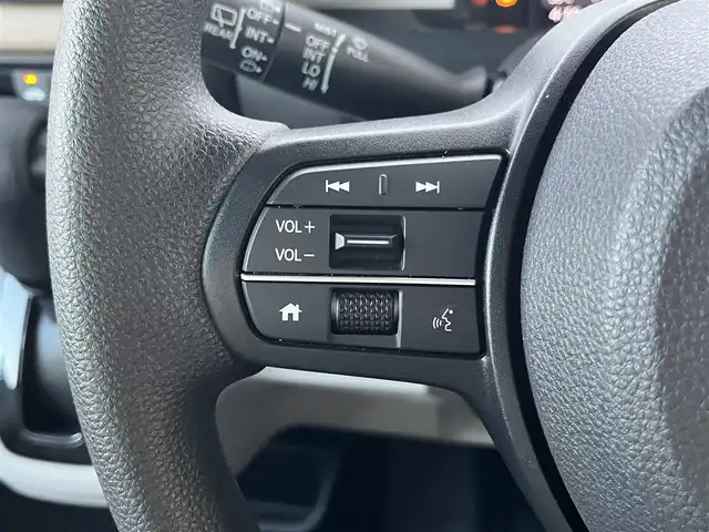 ホンダ Ｎ ＢＯＸ 高知県 2024(令6)年 0.3万km ルナシルバーM ワンオーナー/純正ディスプレイオーディオ/　Bluetooth/AppleCarPlay/AndroidAuto/バックカメラ/ステアリングスイッチ/ホンダセンシング/パーキングセンサーシステム/前後ドライブレコーダー/左パワースライドドア/右イージークローザー/LEDヘッドライト/オートライト/後席ロールサンシェード/チップアップ機能付スライドリヤシート/プッシュスタート/スマートキー/アイドリングストップ/オートライト/オートマチックハイビーム/取扱説明書/保証書/盗難防止装置