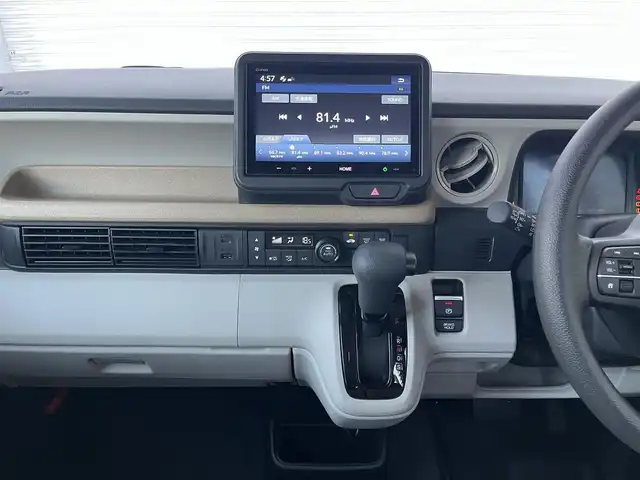 ホンダ Ｎ ＢＯＸ 高知県 2024(令6)年 0.3万km ルナシルバーM ワンオーナー/純正ディスプレイオーディオ/　Bluetooth/AppleCarPlay/AndroidAuto/バックカメラ/ステアリングスイッチ/ホンダセンシング/パーキングセンサーシステム/前後ドライブレコーダー/左パワースライドドア/右イージークローザー/LEDヘッドライト/オートライト/後席ロールサンシェード/チップアップ機能付スライドリヤシート/プッシュスタート/スマートキー/アイドリングストップ/オートライト/オートマチックハイビーム/取扱説明書/保証書/盗難防止装置