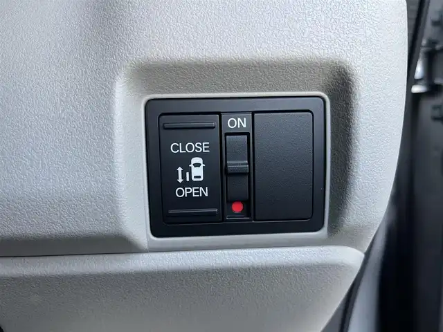 ホンダ Ｎ ＢＯＸ 高知県 2024(令6)年 0.3万km ルナシルバーM ワンオーナー/純正ディスプレイオーディオ/　Bluetooth/AppleCarPlay/AndroidAuto/バックカメラ/ステアリングスイッチ/ホンダセンシング/パーキングセンサーシステム/前後ドライブレコーダー/左パワースライドドア/右イージークローザー/LEDヘッドライト/オートライト/後席ロールサンシェード/チップアップ機能付スライドリヤシート/プッシュスタート/スマートキー/アイドリングストップ/オートライト/オートマチックハイビーム/取扱説明書/保証書/盗難防止装置