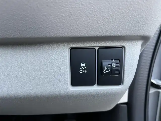 ホンダ Ｎ ＢＯＸ 高知県 2024(令6)年 0.3万km ルナシルバーM ワンオーナー/純正ディスプレイオーディオ/　Bluetooth/AppleCarPlay/AndroidAuto/バックカメラ/ステアリングスイッチ/ホンダセンシング/パーキングセンサーシステム/前後ドライブレコーダー/左パワースライドドア/右イージークローザー/LEDヘッドライト/オートライト/後席ロールサンシェード/チップアップ機能付スライドリヤシート/プッシュスタート/スマートキー/アイドリングストップ/オートライト/オートマチックハイビーム/取扱説明書/保証書/盗難防止装置