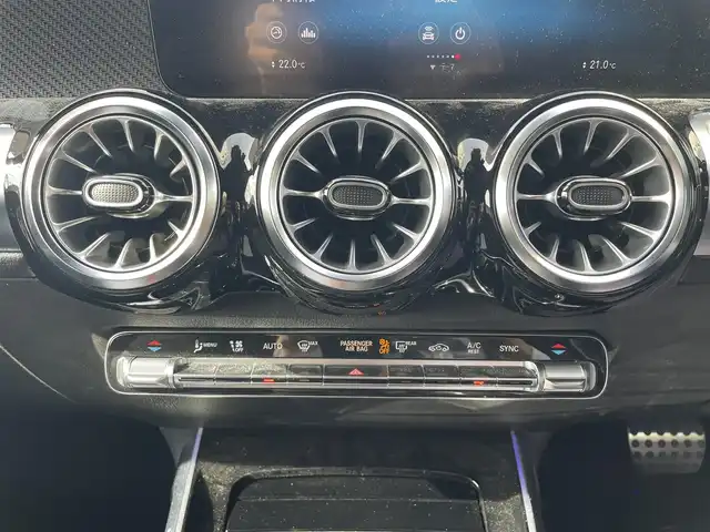 メルセデス・ベンツ Ｍ・ベンツ ＧＬＢ２００ｄ 4マチック AMGライン 東京都 2021(令3)年 1.4万km 青 4WD/ターボ/純正HDDナビ/ (フルセグTV/Bluetooth/USB)/全方位カメラ/ビルトインETC2.0/前後純正ドライブレコーダー/ハーフレザーシート/前席メモリ機能付きパワーシート/前席シートヒーター/パワーバックドア【フットトランクオープナー】/レーダーセーフティーパッケージ/・アクティブディスタンスアシストディストロニック(全自動再発進機能付)/・アクティブステアリングアシスト/・アクティブレーンチェンジングアシスト/・アクティブブレーキアシスト(歩行者/飛び出し検知機能付)/・PRE-SAFE/・緊急回避補助システム/・渋滞時緊急ブレーキ機能/・アクティブブラインドスポットアシスト/・アクティブレーンキーピングアシスト/・リアCPA(被害軽減ブレーキ付後方衝突警告システム)/・トラフィックサインアシスト/オートマチックハイビーム/ダウンヒルアシストコントロール/横滑り防止装置/純正19インチアルミホイール/スマートキー/純正LEDヘッドライト/パドルシフト/カーテンエアバック/スペアキー1本/保証書/取扱説明書