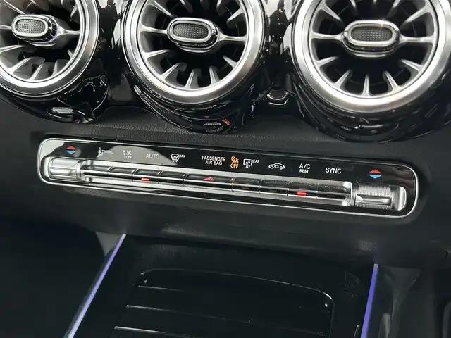 メルセデス・ベンツ Ｍ・ベンツ ＧＬＢ２００ｄ 4マチック AMGライン 茨城県 2021(令3)年 1.4万km 青 4WD/ターボ/純正HDDナビ/ (フルセグTV/Bluetooth/USB)/全方位カメラ/ビルトインETC2.0/前後純正ドライブレコーダー/ハーフレザーシート/前席メモリ機能付きパワーシート/前席シートヒーター/パワーバックドア【フットトランクオープナー】/レーダーセーフティーパッケージ/・アクティブディスタンスアシストディストロニック(全自動再発進機能付)/・アクティブステアリングアシスト/・アクティブレーンチェンジングアシスト/・アクティブブレーキアシスト(歩行者/飛び出し検知機能付)/・PRE-SAFE/・緊急回避補助システム/・渋滞時緊急ブレーキ機能/・アクティブブラインドスポットアシスト/・アクティブレーンキーピングアシスト/・リアCPA(被害軽減ブレーキ付後方衝突警告システム)/・トラフィックサインアシスト/オートマチックハイビーム/ダウンヒルアシストコントロール/横滑り防止装置/純正19インチアルミホイール/スマートキー/純正LEDヘッドライト/パドルシフト/カーテンエアバック/スペアキー1本/保証書/取扱説明書