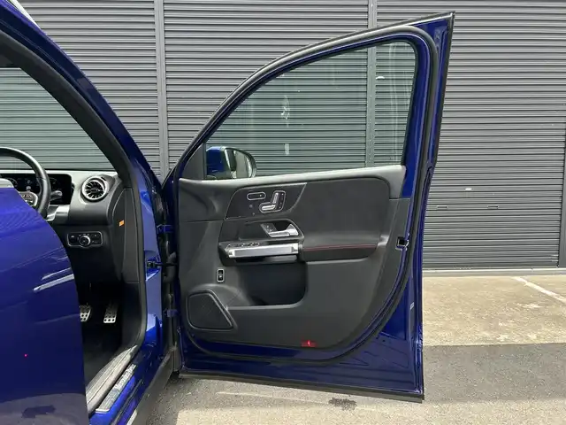 メルセデス・ベンツ Ｍ・ベンツ ＧＬＢ２００ｄ 4マチック AMGライン 茨城県 2021(令3)年 1.4万km 青 4WD/ターボ/純正HDDナビ/ (フルセグTV/Bluetooth/USB)/全方位カメラ/ビルトインETC2.0/前後純正ドライブレコーダー/ハーフレザーシート/前席メモリ機能付きパワーシート/前席シートヒーター/パワーバックドア【フットトランクオープナー】/レーダーセーフティーパッケージ/・アクティブディスタンスアシストディストロニック(全自動再発進機能付)/・アクティブステアリングアシスト/・アクティブレーンチェンジングアシスト/・アクティブブレーキアシスト(歩行者/飛び出し検知機能付)/・PRE-SAFE/・緊急回避補助システム/・渋滞時緊急ブレーキ機能/・アクティブブラインドスポットアシスト/・アクティブレーンキーピングアシスト/・リアCPA(被害軽減ブレーキ付後方衝突警告システム)/・トラフィックサインアシスト/オートマチックハイビーム/ダウンヒルアシストコントロール/横滑り防止装置/純正19インチアルミホイール/スマートキー/純正LEDヘッドライト/パドルシフト/カーテンエアバック/スペアキー1本/保証書/取扱説明書