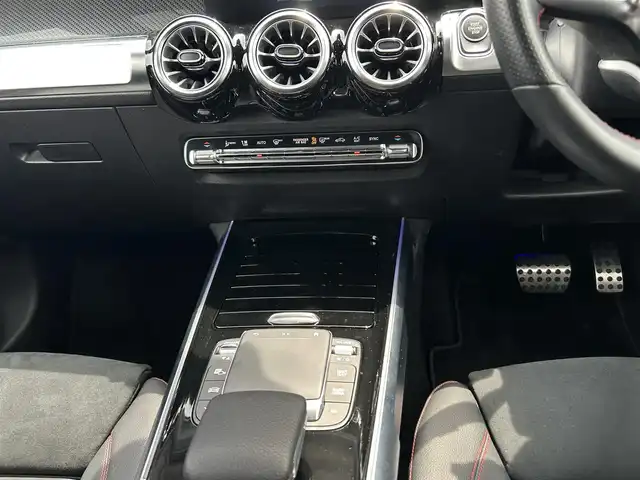 メルセデス・ベンツ Ｍ・ベンツ ＧＬＢ２００ｄ 4マチック AMGライン 茨城県 2021(令3)年 1.4万km 青 4WD/ターボ/純正HDDナビ/ (フルセグTV/Bluetooth/USB)/全方位カメラ/ビルトインETC2.0/前後純正ドライブレコーダー/ハーフレザーシート/前席メモリ機能付きパワーシート/前席シートヒーター/パワーバックドア【フットトランクオープナー】/レーダーセーフティーパッケージ/・アクティブディスタンスアシストディストロニック(全自動再発進機能付)/・アクティブステアリングアシスト/・アクティブレーンチェンジングアシスト/・アクティブブレーキアシスト(歩行者/飛び出し検知機能付)/・PRE-SAFE/・緊急回避補助システム/・渋滞時緊急ブレーキ機能/・アクティブブラインドスポットアシスト/・アクティブレーンキーピングアシスト/・リアCPA(被害軽減ブレーキ付後方衝突警告システム)/・トラフィックサインアシスト/オートマチックハイビーム/ダウンヒルアシストコントロール/横滑り防止装置/純正19インチアルミホイール/スマートキー/純正LEDヘッドライト/パドルシフト/カーテンエアバック/スペアキー1本/保証書/取扱説明書