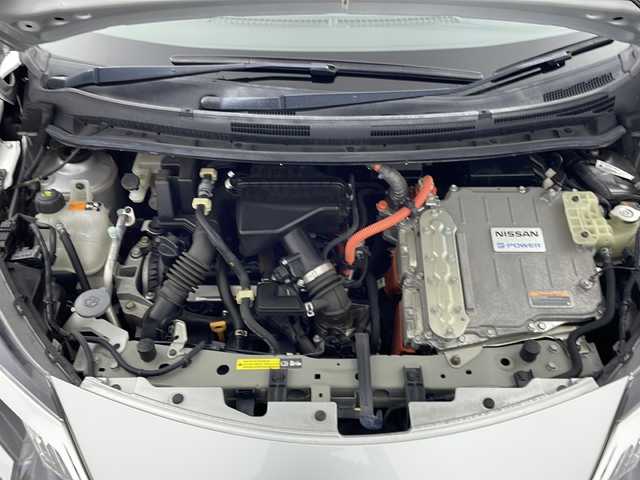 日産 ノート e－パワー X 三重県 2018(平30)年 5.8万km ブリリアントシルバー 禁煙車　/純正7インチSDナビ/エマージェンシーブレーキ/衝突軽減ブレーキ　/レーンキープアシスト　/アラウンドビューモニター　/インテリジェントスマートルームミラー　/純正前方ドライブレコーダー　/前後コーナーセンサー　/ＥＴＣ/スマートキー/プッシュスタート/ステアリングスイッチ