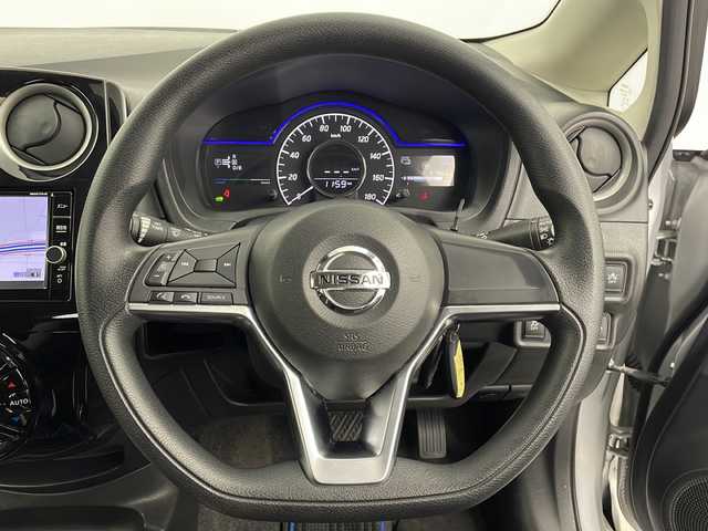 日産 ノート e－パワー X 三重県 2018(平30)年 5.8万km ブリリアントシルバー 禁煙車　/純正7インチSDナビ/エマージェンシーブレーキ/衝突軽減ブレーキ　/レーンキープアシスト　/アラウンドビューモニター　/インテリジェントスマートルームミラー　/純正前方ドライブレコーダー　/前後コーナーセンサー　/ＥＴＣ/スマートキー/プッシュスタート/ステアリングスイッチ
