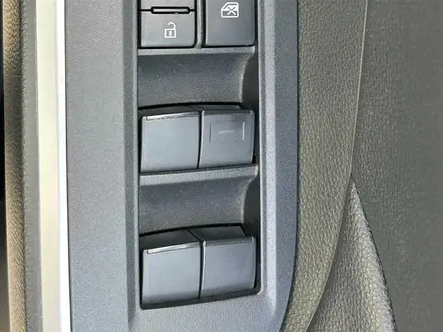 トヨタ ＲＡＶ４ X 熊本県 2020(令2)年 8.5万km アティチュードブラックマイカ 衝突軽減ブレーキ/レーンキープアシスト/プッシュスタート/社外ナビ/（CD・DVD・フルセグTV・BTオーディオ・SD）/バックカメラ/ETC/ドライブレコーダー/純正17インチAW/レーダークルーズ/LEDヘッドライト/オートライト/ルーフレール/前後コーナーセンサー/横滑り防止装置/ウィンカーミラー/フロアマット/ドアバイザー/新車保証書/取扱説明書/スマートスペアキー×1本