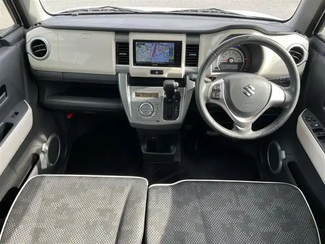 スズキ ハスラー J 福岡県 2019(令1)年 4.5万km ピュアホワイトパール/ブラック2トーン スズキセーフティサポート/横滑り防止/盗難防止/レーンキープ/エアバッグ/SDナビ/BT/フルセグTV/SDミュージック/CDチェンジャー/純正アルミホイール/社外フロアマット/プッシュスタート/スマートキー/オートライト/LEDヘッド/スペアキー/USB/シートヒーター/ベンチシート/フルフラット
