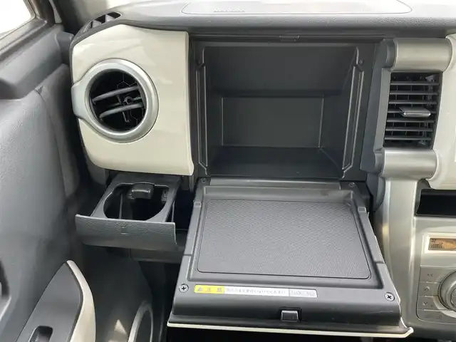 スズキ ハスラー J 福岡県 2019(令1)年 4.5万km ピュアホワイトパール/ブラック2トーン スズキセーフティサポート/横滑り防止/盗難防止/レーンキープ/エアバッグ/SDナビ/BT/フルセグTV/SDミュージック/CDチェンジャー/純正アルミホイール/社外フロアマット/プッシュスタート/スマートキー/オートライト/LEDヘッド/スペアキー/USB/シートヒーター/ベンチシート/フルフラット