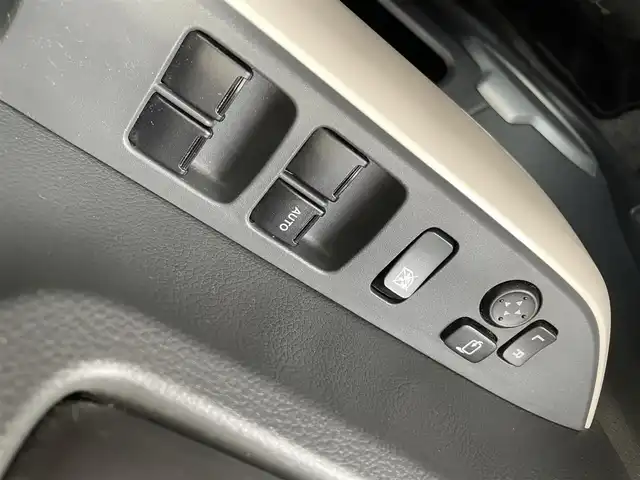 スズキ ハスラー J 福岡県 2019(令1)年 4.5万km ピュアホワイトパール/ブラック2トーン スズキセーフティサポート/横滑り防止/盗難防止/レーンキープ/エアバッグ/SDナビ/BT/フルセグTV/SDミュージック/CDチェンジャー/純正アルミホイール/社外フロアマット/プッシュスタート/スマートキー/オートライト/LEDヘッド/スペアキー/USB/シートヒーター/ベンチシート/フルフラット