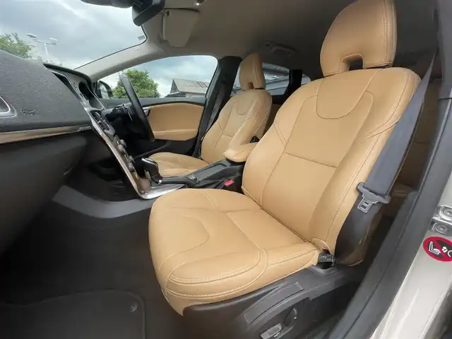 ボルボ Ｖ４０ クロスカントリー D4 サマム 栃木県 2016(平28)年 5.3万km ルミナスサンドメタリック 冬タイヤAW付き積込/茶革シート/パワーシート /シートヒーター /ナビ/バックカメラ/ETC/スマートキー/LEDヘッドライト/オートライト/レーンキープアシスト/ブラインドスポット /リアソナー /ACC