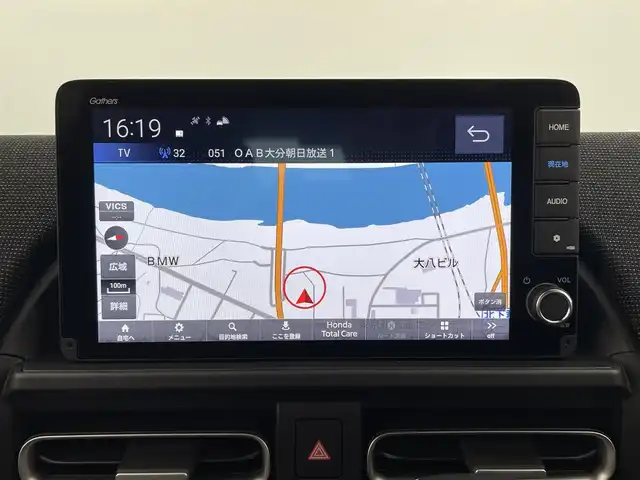ホンダ フリード ハイブリット e:HEV AIR EX 大分県 2025(令7)年 0.1千km クリスタルブラックパール 登録済未使用車/6人乗り/純正9型ナビ　LXM-242ZFNi/（BT/フルセグTV/AppleCarPlay/AndroidAuto)/バックカメラ/ＨｏｎｄａＳＥＮＳＩＮＧ/・衝突軽減ブレーキ/・誤発進抑制機能/・歩行者事故低減ステアリング/・路外逸脱抑制機能/・渋滞追従機能付きアダプティブクルーズコントロール/・車線維持支援システム/・渋滞運転支援機能/・先行車発信お知らせ機能/・オートハイビーム/ブラインドスポットインフォメーション/リアクーラー/2列目キャプテンシート（アームレスト付）/シートヒーター/両側パワースライドドア/ステアリングリモコン/電動格納ウィンカーミラー/オートライト/LEDヘッドライト/純正15インチアルミホイール/コーナーセンサー/保証書、取説、スペアキー有り