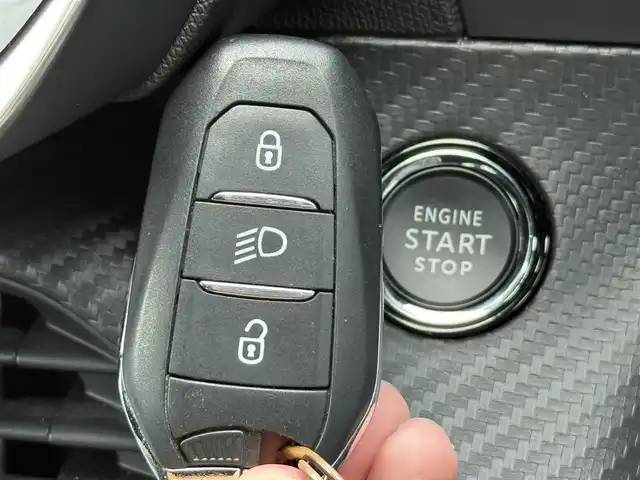 プジョー プジョー ２００８ GT 静岡県 2021(令3)年 2.7万km シルバー ワンオーナー/ハーフレザーシート/BSM/純正ディスプレイオーディオ/(Bluetooth/CarPlay)/360°カメラ/アダプティブクルーズコントロール/レーンキープアシスト/パーキングアシスト/シートヒーター/スマートキー/ETC/フロアマット/純正17インチアルミホイール/フロントフォグランプ/取説/スペアキー