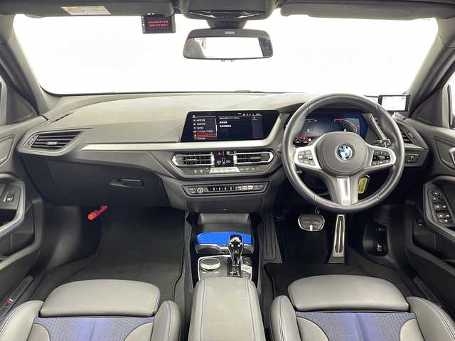 ＢＭＷ １１８ｄ 愛知県 2022(令4)年 2.5万km ミサノブルー /禁煙車//正規ディーラー車//純正HDDナビ//FM/AM/BT/Spotify//前後ドライブレコーダー//ワイヤレス充電//ハーフレザーシート//前席パワーシート/D席メモリ付き//ミラー型ETC//LEDオートライト//オートハイビーム//フォグランプ//ウェルカムライト//オートワイパー//電動パーキング//オートホールド//パワーバックドア//革巻きステアリング//ステアリングスイッチ//インテリジェントセーフティ//パーキングアシスト//後退アシスト//ブラインドスポットアシスト//正面衝突警報//車線逸脱警報//車線変更警報//アイドリングストップ//ACC//横滑り防止装置//プッシュスタート//MTモード付AT//Sport/Comfort/Ecopro/モード//トノカバー//純正フロアマット//ISOFIX//保証書/取扱説明書/スペアキーX2