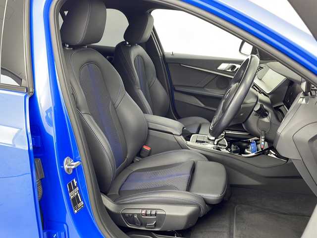 ＢＭＷ １１８ｄ 愛知県 2022(令4)年 2.5万km ミサノブルー /禁煙車//正規ディーラー車//純正HDDナビ//FM/AM/BT/Spotify//前後ドライブレコーダー//ワイヤレス充電//ハーフレザーシート//前席パワーシート/D席メモリ付き//ミラー型ETC//LEDオートライト//オートハイビーム//フォグランプ//ウェルカムライト//オートワイパー//電動パーキング//オートホールド//パワーバックドア//革巻きステアリング//ステアリングスイッチ//インテリジェントセーフティ//パーキングアシスト//後退アシスト//ブラインドスポットアシスト//正面衝突警報//車線逸脱警報//車線変更警報//アイドリングストップ//ACC//横滑り防止装置//プッシュスタート//MTモード付AT//Sport/Comfort/Ecopro/モード//トノカバー//純正フロアマット//ISOFIX//保証書/取扱説明書/スペアキーX2