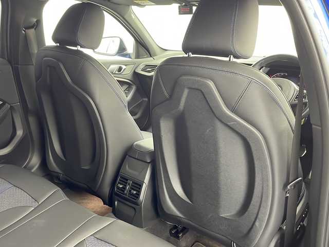 ＢＭＷ １１８ｄ 愛知県 2022(令4)年 2.5万km ミサノブルー /禁煙車//正規ディーラー車//純正HDDナビ//FM/AM/BT/Spotify//前後ドライブレコーダー//ワイヤレス充電//ハーフレザーシート//前席パワーシート/D席メモリ付き//ミラー型ETC//LEDオートライト//オートハイビーム//フォグランプ//ウェルカムライト//オートワイパー//電動パーキング//オートホールド//パワーバックドア//革巻きステアリング//ステアリングスイッチ//インテリジェントセーフティ//パーキングアシスト//後退アシスト//ブラインドスポットアシスト//正面衝突警報//車線逸脱警報//車線変更警報//アイドリングストップ//ACC//横滑り防止装置//プッシュスタート//MTモード付AT//Sport/Comfort/Ecopro/モード//トノカバー//純正フロアマット//ISOFIX//保証書/取扱説明書/スペアキーX2