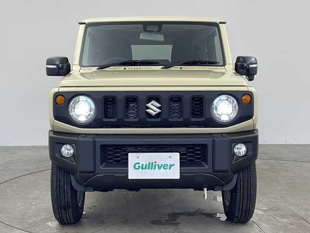 スズキ ジムニー XC 兵庫県 2025(令7)年 0.1千km シフォンアイボリーM ・登録済未使用車/・4WD/・スズキセーフティーサポート/・衝突軽減ブレーキ/・レーンキープアシスト/・前席シートヒーター/・背面タイヤ/・クルーズコントロール/・革巻きステアリング/・コーナーセンサー/・ＬＥＤヘッドライト/・フォグランプ/・オートライト/・ヒルディセントコントロール/・純正15インチアルミホイール/・スマートキー/・プッシュスタート/・ウィンカーミラー/・保証書/・取扱説明書