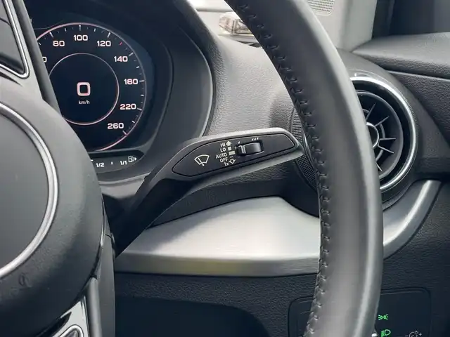 アウディ Ｑ２ 1．0 TFSI スポーツ 山梨県 2017(平29)年 1.6万km パール バーチャルコックピット　/黒皮/シートＨ　/純正ＭＭＩナビ　/フルセグＴＶ　/Ｂｌｕｅｔｏｏｔｈ　/Ｂカメラ　/ドラレコ前後　/ＡＣＣ　/ＬＫＡ　/Ａｕｄｉプレセンス　/Audisideassist/電動リアゲート
