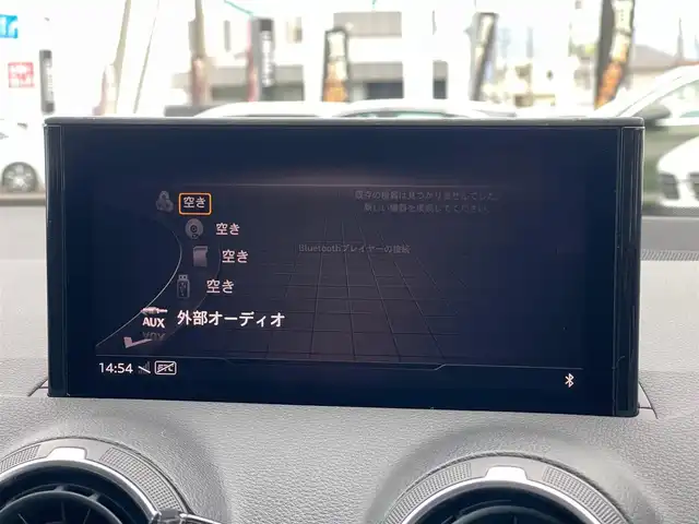 アウディ Ｑ２ 1．0 TFSI スポーツ 山梨県 2017(平29)年 1.6万km パール バーチャルコックピット　/黒皮/シートＨ　/純正ＭＭＩナビ　/フルセグＴＶ　/Ｂｌｕｅｔｏｏｔｈ　/Ｂカメラ　/ドラレコ前後　/ＡＣＣ　/ＬＫＡ　/Ａｕｄｉプレセンス　/Audisideassist/電動リアゲート
