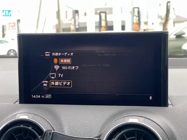 アウディ Ｑ２ 1．0 TFSI スポーツ 山梨県 2017(平29)年 1.6万km パール バーチャルコックピット　/黒皮/シートＨ　/純正ＭＭＩナビ　/フルセグＴＶ　/Ｂｌｕｅｔｏｏｔｈ　/Ｂカメラ　/ドラレコ前後　/ＡＣＣ　/ＬＫＡ　/Ａｕｄｉプレセンス　/Audisideassist/電動リアゲート
