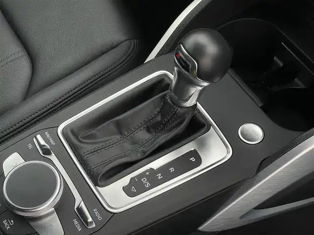 アウディ Ｑ２ 1．0 TFSI スポーツ 山梨県 2017(平29)年 1.6万km パール バーチャルコックピット　/黒皮/シートＨ　/純正ＭＭＩナビ　/フルセグＴＶ　/Ｂｌｕｅｔｏｏｔｈ　/Ｂカメラ　/ドラレコ前後　/ＡＣＣ　/ＬＫＡ　/Ａｕｄｉプレセンス　/Audisideassist/電動リアゲート