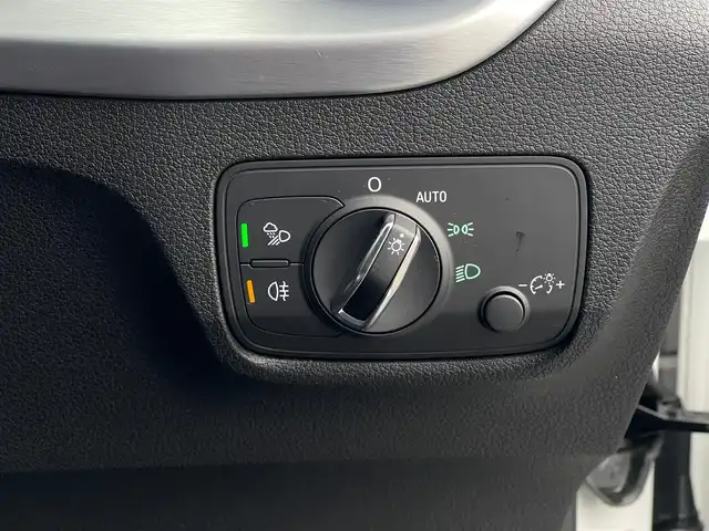 アウディ Ｑ２ 1．0 TFSI スポーツ 山梨県 2017(平29)年 1.6万km パール バーチャルコックピット　/黒皮/シートＨ　/純正ＭＭＩナビ　/フルセグＴＶ　/Ｂｌｕｅｔｏｏｔｈ　/Ｂカメラ　/ドラレコ前後　/ＡＣＣ　/ＬＫＡ　/Ａｕｄｉプレセンス　/Audisideassist/電動リアゲート