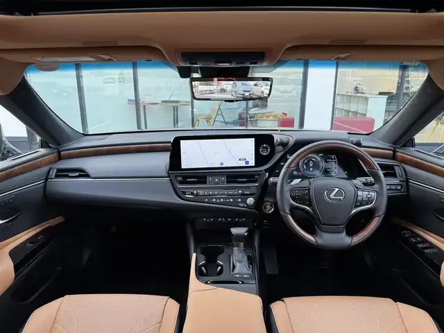 レクサス ＥＳ 300h バージョンL 香川県 2024(令6)年 0.4万km ソニックチタニウム 登録時走行距離：3661km/メーカー純正ナビ/　BT　フルセグTV/全方位カメラ/サンルーフ/ヘーゼル色レザーシート/全席シートヒーター/前席シートベンチレーション/前席パワーシート/前席シートポジションメモリ/Lexus Safety System ＋/　プリクラッシュセーフティシステム/　レーダークルーズコントロール/　レーントレーシングアシスト/ブラインドスポットモニター/ヘッドアップディスプレイ/クリアランスソナー/オートハイビーム/LEDヘッドライト/オートライト/フォグランプ/オートホールド機能付き電子パーキングブレーキ/MTモード付AT/パドルシフト/ステアリングヒーター/ステアリングスイッチ/木目革巻きコンビステアリング/リアサンシェード/横滑り防止装置/AC100V充電/ビルトインETC2.0/デジタルインナーミラー/リアサンシェード/トランクスルー/プッシュスタート/スマートキー