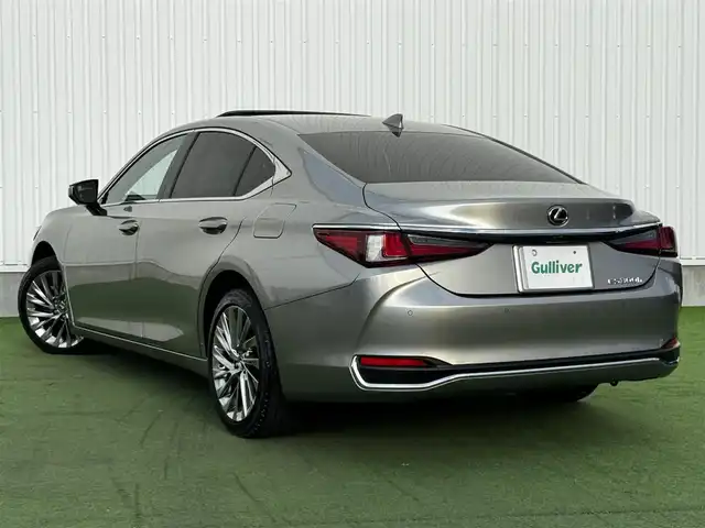 レクサス ＥＳ 300h バージョンL 香川県 2024(令6)年 0.4万km ソニックチタニウム 登録時走行距離：3661km/メーカー純正ナビ/　BT　フルセグTV/全方位カメラ/サンルーフ/ヘーゼル色レザーシート/全席シートヒーター/前席シートベンチレーション/前席パワーシート/前席シートポジションメモリ/Lexus Safety System ＋/　プリクラッシュセーフティシステム/　レーダークルーズコントロール/　レーントレーシングアシスト/ブラインドスポットモニター/ヘッドアップディスプレイ/クリアランスソナー/オートハイビーム/LEDヘッドライト/オートライト/フォグランプ/オートホールド機能付き電子パーキングブレーキ/MTモード付AT/パドルシフト/ステアリングヒーター/ステアリングスイッチ/木目革巻きコンビステアリング/リアサンシェード/横滑り防止装置/AC100V充電/ビルトインETC2.0/デジタルインナーミラー/リアサンシェード/トランクスルー/プッシュスタート/スマートキー