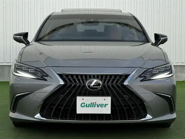 レクサス ＥＳ 300h バージョンL 香川県 2024(令6)年 0.4万km ソニックチタニウム 登録時走行距離：3661km/メーカー純正ナビ/　BT　フルセグTV/全方位カメラ/サンルーフ/ヘーゼル色レザーシート/全席シートヒーター/前席シートベンチレーション/前席パワーシート/前席シートポジションメモリ/Lexus Safety System ＋/　プリクラッシュセーフティシステム/　レーダークルーズコントロール/　レーントレーシングアシスト/ブラインドスポットモニター/ヘッドアップディスプレイ/クリアランスソナー/オートハイビーム/LEDヘッドライト/オートライト/フォグランプ/オートホールド機能付き電子パーキングブレーキ/MTモード付AT/パドルシフト/ステアリングヒーター/ステアリングスイッチ/木目革巻きコンビステアリング/リアサンシェード/横滑り防止装置/AC100V充電/ビルトインETC2.0/デジタルインナーミラー/リアサンシェード/トランクスルー/プッシュスタート/スマートキー