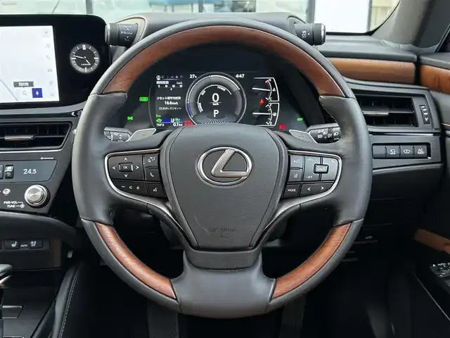 レクサス ＥＳ 300h バージョンL 香川県 2024(令6)年 0.4万km ソニックチタニウム 登録時走行距離：3661km/メーカー純正ナビ/　BT　フルセグTV/全方位カメラ/サンルーフ/ヘーゼル色レザーシート/全席シートヒーター/前席シートベンチレーション/前席パワーシート/前席シートポジションメモリ/Lexus Safety System ＋/　プリクラッシュセーフティシステム/　レーダークルーズコントロール/　レーントレーシングアシスト/ブラインドスポットモニター/ヘッドアップディスプレイ/クリアランスソナー/オートハイビーム/LEDヘッドライト/オートライト/フォグランプ/オートホールド機能付き電子パーキングブレーキ/MTモード付AT/パドルシフト/ステアリングヒーター/ステアリングスイッチ/木目革巻きコンビステアリング/リアサンシェード/横滑り防止装置/AC100V充電/ビルトインETC2.0/デジタルインナーミラー/リアサンシェード/トランクスルー/プッシュスタート/スマートキー