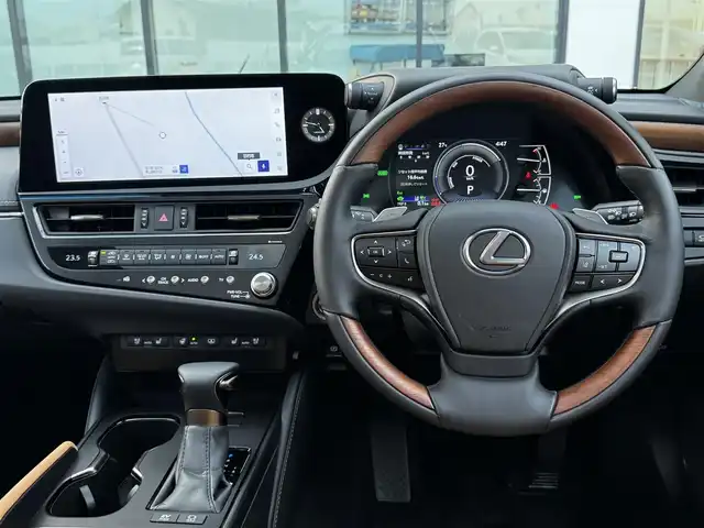 レクサス ＥＳ 300h バージョンL 香川県 2024(令6)年 0.4万km ソニックチタニウム 登録時走行距離：3661km/メーカー純正ナビ/　BT　フルセグTV/全方位カメラ/サンルーフ/ヘーゼル色レザーシート/全席シートヒーター/前席シートベンチレーション/前席パワーシート/前席シートポジションメモリ/Lexus Safety System ＋/　プリクラッシュセーフティシステム/　レーダークルーズコントロール/　レーントレーシングアシスト/ブラインドスポットモニター/ヘッドアップディスプレイ/クリアランスソナー/オートハイビーム/LEDヘッドライト/オートライト/フォグランプ/オートホールド機能付き電子パーキングブレーキ/MTモード付AT/パドルシフト/ステアリングヒーター/ステアリングスイッチ/木目革巻きコンビステアリング/リアサンシェード/横滑り防止装置/AC100V充電/ビルトインETC2.0/デジタルインナーミラー/リアサンシェード/トランクスルー/プッシュスタート/スマートキー