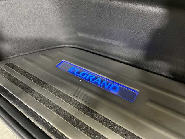 日産 エルグランド 250HWS S アーバンクロム 福岡県 2018(平30)年 1.6万km ファントムブラック ・純正ＳＤナビ/（ＡＭ　ＦＭ　ＣＤ　ＤＶＤ　ＢＴ　ＡＵＸ）　/・フリップダウン　/・クルコン　/・ドラレコ　/・バックカメラ　/・コーナーセンサー　/・レーダー探知機　/・横滑り防止　/・純正フロアマット　/・純正１８インチアルミ　/・オットマン/・両側パワスラ/・オートライト/・電格ミラー