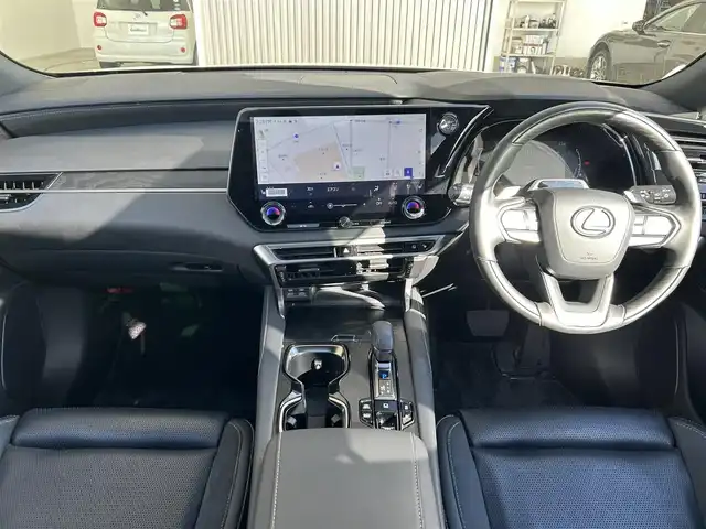 レクサス ＲＸ 450h+ バージョンL 愛知県 2023(令5)年 1.6万km グラファイトブラックガラスフレーク 開閉式サンルーフ/ルーフレール/置くだけ充電/純正ディスプレイオーディオ/パノラミックビューモニター/レクサスセーフティー/・プリクラッシュセーフティ/・レーンディパーチャーアラート/・レーントレーシングアシスト/・レーンチェンジアシスト/・レーダークルーズコントロール/・ブレードスキャンアダプティブハイビームシステム/・ロードサインアシスト/・発進遅れ告知機能/・ドライバー異常時対応システム/・ドライバーモニター連携/・フロントクロストラフィッ・アラー/・プロアクティブドライビングアシスト/レクサスチームメイト/・Advanced Drive/・Advanced Park/ヘッドアップディスプレイ/ブラインドスポットモニター/パワーシート/シートヒーター全席/シートクーラー全席/ステアリングヒーター/パドルシフト/電動リアゲード/純正フロアマット/デジタルインナーミラー/ETC2.0/AC100V/オートライト/純正LEDライト
