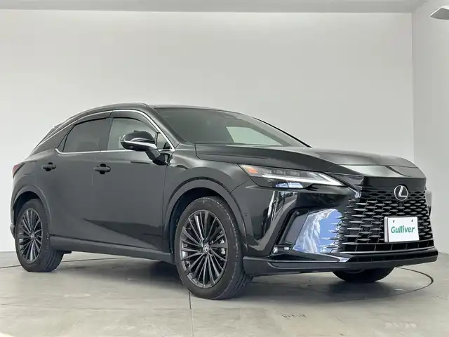 レクサス ＲＸ 450h+ バージョンL 愛知県 2023(令5)年 1.6万km グラファイトブラックガラスフレーク 開閉式サンルーフ/ルーフレール/置くだけ充電/純正ディスプレイオーディオ/パノラミックビューモニター/レクサスセーフティー/・プリクラッシュセーフティ/・レーンディパーチャーアラート/・レーントレーシングアシスト/・レーンチェンジアシスト/・レーダークルーズコントロール/・ブレードスキャンアダプティブハイビームシステム/・ロードサインアシスト/・発進遅れ告知機能/・ドライバー異常時対応システム/・ドライバーモニター連携/・フロントクロストラフィッ・アラー/・プロアクティブドライビングアシスト/レクサスチームメイト/・Advanced Drive/・Advanced Park/ヘッドアップディスプレイ/ブラインドスポットモニター/パワーシート/シートヒーター全席/シートクーラー全席/ステアリングヒーター/パドルシフト/電動リアゲード/純正フロアマット/デジタルインナーミラー/ETC2.0/AC100V/オートライト/純正LEDライト