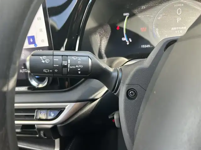 レクサス ＲＸ 450h+ バージョンL 愛知県 2023(令5)年 1.6万km グラファイトブラックガラスフレーク 開閉式サンルーフ/ルーフレール/置くだけ充電/純正ディスプレイオーディオ/パノラミックビューモニター/レクサスセーフティー/・プリクラッシュセーフティ/・レーンディパーチャーアラート/・レーントレーシングアシスト/・レーンチェンジアシスト/・レーダークルーズコントロール/・ブレードスキャンアダプティブハイビームシステム/・ロードサインアシスト/・発進遅れ告知機能/・ドライバー異常時対応システム/・ドライバーモニター連携/・フロントクロストラフィッ・アラー/・プロアクティブドライビングアシスト/レクサスチームメイト/・Advanced Drive/・Advanced Park/ヘッドアップディスプレイ/ブラインドスポットモニター/パワーシート/シートヒーター全席/シートクーラー全席/ステアリングヒーター/パドルシフト/電動リアゲード/純正フロアマット/デジタルインナーミラー/ETC2.0/AC100V/オートライト/純正LEDライト