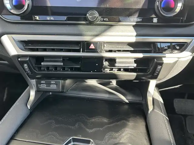 レクサス ＲＸ 450h+ バージョンL 愛知県 2023(令5)年 1.6万km グラファイトブラックガラスフレーク 開閉式サンルーフ/ルーフレール/置くだけ充電/純正ディスプレイオーディオ/パノラミックビューモニター/レクサスセーフティー/・プリクラッシュセーフティ/・レーンディパーチャーアラート/・レーントレーシングアシスト/・レーンチェンジアシスト/・レーダークルーズコントロール/・ブレードスキャンアダプティブハイビームシステム/・ロードサインアシスト/・発進遅れ告知機能/・ドライバー異常時対応システム/・ドライバーモニター連携/・フロントクロストラフィッ・アラー/・プロアクティブドライビングアシスト/レクサスチームメイト/・Advanced Drive/・Advanced Park/ヘッドアップディスプレイ/ブラインドスポットモニター/パワーシート/シートヒーター全席/シートクーラー全席/ステアリングヒーター/パドルシフト/電動リアゲード/純正フロアマット/デジタルインナーミラー/ETC2.0/AC100V/オートライト/純正LEDライト