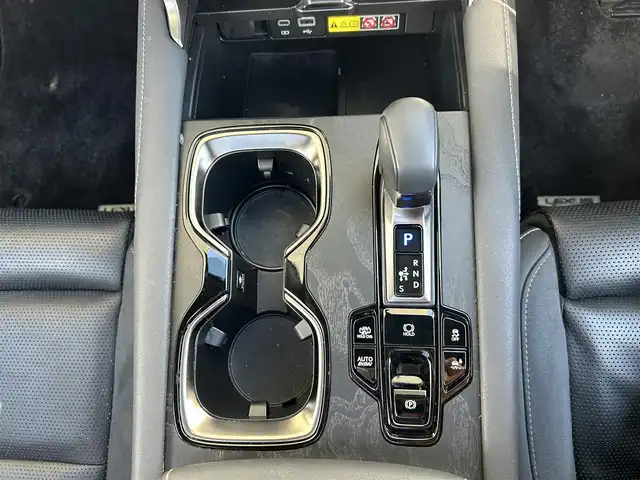 レクサス ＲＸ 450h+ バージョンL 愛知県 2023(令5)年 1.6万km グラファイトブラックガラスフレーク 開閉式サンルーフ/ルーフレール/置くだけ充電/純正ディスプレイオーディオ/パノラミックビューモニター/レクサスセーフティー/・プリクラッシュセーフティ/・レーンディパーチャーアラート/・レーントレーシングアシスト/・レーンチェンジアシスト/・レーダークルーズコントロール/・ブレードスキャンアダプティブハイビームシステム/・ロードサインアシスト/・発進遅れ告知機能/・ドライバー異常時対応システム/・ドライバーモニター連携/・フロントクロストラフィッ・アラー/・プロアクティブドライビングアシスト/レクサスチームメイト/・Advanced Drive/・Advanced Park/ヘッドアップディスプレイ/ブラインドスポットモニター/パワーシート/シートヒーター全席/シートクーラー全席/ステアリングヒーター/パドルシフト/電動リアゲード/純正フロアマット/デジタルインナーミラー/ETC2.0/AC100V/オートライト/純正LEDライト