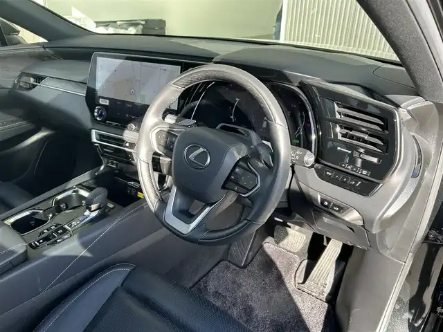 レクサス ＲＸ 450h+ バージョンL 愛知県 2023(令5)年 1.6万km グラファイトブラックガラスフレーク 開閉式サンルーフ/ルーフレール/置くだけ充電/純正ディスプレイオーディオ/パノラミックビューモニター/レクサスセーフティー/・プリクラッシュセーフティ/・レーンディパーチャーアラート/・レーントレーシングアシスト/・レーンチェンジアシスト/・レーダークルーズコントロール/・ブレードスキャンアダプティブハイビームシステム/・ロードサインアシスト/・発進遅れ告知機能/・ドライバー異常時対応システム/・ドライバーモニター連携/・フロントクロストラフィッ・アラー/・プロアクティブドライビングアシスト/レクサスチームメイト/・Advanced Drive/・Advanced Park/ヘッドアップディスプレイ/ブラインドスポットモニター/パワーシート/シートヒーター全席/シートクーラー全席/ステアリングヒーター/パドルシフト/電動リアゲード/純正フロアマット/デジタルインナーミラー/ETC2.0/AC100V/オートライト/純正LEDライト