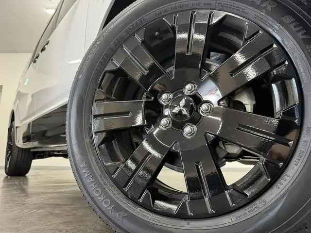 三菱 デリカＤ：５ シャモニー 三重県 2025(令7)年 0.1千km パールⅡ 登録済未使用車/ディーゼル・ターボ/フルタイム4WD/MTモード付インパネ8AT/アルパイン・11インチナビ『ビッグX』EX11NX/（CD/DVD/TV/SD/FM/AM/USB/Bluetooth/外部入力/HDMI/AppleCarPlay/AndroidAuto）/マルチアラウンドモニター/両側オートスライドドア/e-Assist/・衝突被害軽減ブレーキシステム/・車線逸脱警報システム/・レーダークルーズコントロールシステム/・オートハイビーム/・誤発進抑制機能（前進時）/・後側方車両検知警報システム（レーンチェンジアシスト機能付）［BSW/LCA］/・後退時交差車両検知警報システム［RCTA］/装備/・ハーフレザーシート/・キャプテンシート（7人乗り）/・シートヒーター（D/N）/・パワーシート（D6way）/・エレクトリックテールゲート（電動バックドア）/・左右独立オートエアコン/・後席クーラー＆ヒーター/・AC100V電源コンセント（100W）/・オートライト/・LED ヘッドランプ＋フロントフォグランプ/・パドルシフト/・オートワイパー/・純正18inAW/・プッシュスタート/・保/取/・スマートキーx2/・外装色『ホワイトダイヤモンド/ブラックマイカ（W85X42）』/など