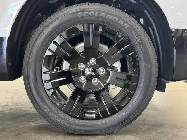 三菱 デリカＤ：５ シャモニー 三重県 2025(令7)年 0.1千km パールⅡ 登録済未使用車/ディーゼル・ターボ/フルタイム4WD/MTモード付インパネ8AT/アルパイン・11インチナビ『ビッグX』EX11NX/（CD/DVD/TV/SD/FM/AM/USB/Bluetooth/外部入力/HDMI/AppleCarPlay/AndroidAuto）/マルチアラウンドモニター/両側オートスライドドア/e-Assist/・衝突被害軽減ブレーキシステム/・車線逸脱警報システム/・レーダークルーズコントロールシステム/・オートハイビーム/・誤発進抑制機能（前進時）/・後側方車両検知警報システム（レーンチェンジアシスト機能付）［BSW/LCA］/・後退時交差車両検知警報システム［RCTA］/装備/・ハーフレザーシート/・キャプテンシート（7人乗り）/・シートヒーター（D/N）/・パワーシート（D6way）/・エレクトリックテールゲート（電動バックドア）/・左右独立オートエアコン/・後席クーラー＆ヒーター/・AC100V電源コンセント（100W）/・オートライト/・LED ヘッドランプ＋フロントフォグランプ/・パドルシフト/・オートワイパー/・純正18inAW/・プッシュスタート/・保/取/・スマートキーx2/・外装色『ホワイトダイヤモンド/ブラックマイカ（W85X42）』/など