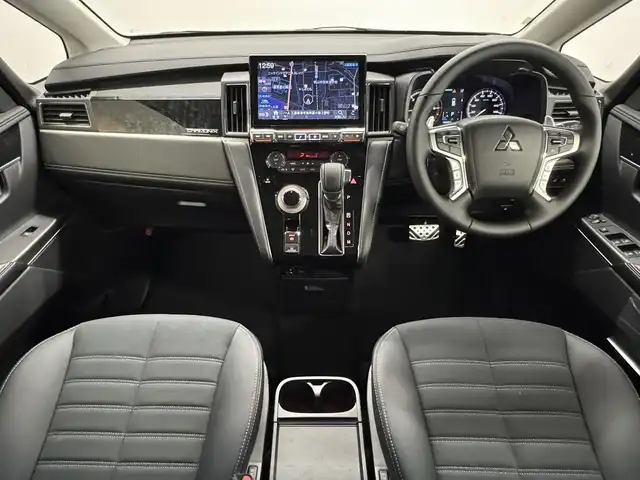 三菱 デリカＤ：５ シャモニー 三重県 2025(令7)年 0.1千km パールⅡ 登録済未使用車/ディーゼル・ターボ/フルタイム4WD/MTモード付インパネ8AT/アルパイン・11インチナビ『ビッグX』EX11NX/（CD/DVD/TV/SD/FM/AM/USB/Bluetooth/外部入力/HDMI/AppleCarPlay/AndroidAuto）/マルチアラウンドモニター/両側オートスライドドア/e-Assist/・衝突被害軽減ブレーキシステム/・車線逸脱警報システム/・レーダークルーズコントロールシステム/・オートハイビーム/・誤発進抑制機能（前進時）/・後側方車両検知警報システム（レーンチェンジアシスト機能付）［BSW/LCA］/・後退時交差車両検知警報システム［RCTA］/装備/・ハーフレザーシート/・キャプテンシート（7人乗り）/・シートヒーター（D/N）/・パワーシート（D6way）/・エレクトリックテールゲート（電動バックドア）/・左右独立オートエアコン/・後席クーラー＆ヒーター/・AC100V電源コンセント（100W）/・オートライト/・LED ヘッドランプ＋フロントフォグランプ/・パドルシフト/・オートワイパー/・純正18inAW/・プッシュスタート/・保/取/・スマートキーx2/・外装色『ホワイトダイヤモンド/ブラックマイカ（W85X42）』/など