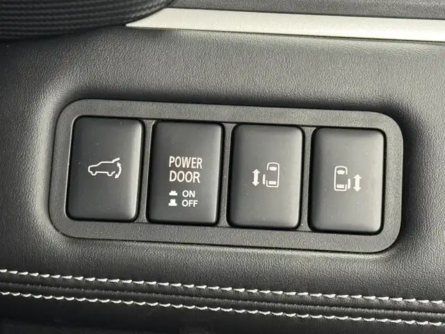 三菱 デリカＤ：５ シャモニー 三重県 2025(令7)年 0.1千km パールⅡ 登録済未使用車/ディーゼル・ターボ/フルタイム4WD/MTモード付インパネ8AT/アルパイン・11インチナビ『ビッグX』EX11NX/（CD/DVD/TV/SD/FM/AM/USB/Bluetooth/外部入力/HDMI/AppleCarPlay/AndroidAuto）/マルチアラウンドモニター/両側オートスライドドア/e-Assist/・衝突被害軽減ブレーキシステム/・車線逸脱警報システム/・レーダークルーズコントロールシステム/・オートハイビーム/・誤発進抑制機能（前進時）/・後側方車両検知警報システム（レーンチェンジアシスト機能付）［BSW/LCA］/・後退時交差車両検知警報システム［RCTA］/装備/・ハーフレザーシート/・キャプテンシート（7人乗り）/・シートヒーター（D/N）/・パワーシート（D6way）/・エレクトリックテールゲート（電動バックドア）/・左右独立オートエアコン/・後席クーラー＆ヒーター/・AC100V電源コンセント（100W）/・オートライト/・LED ヘッドランプ＋フロントフォグランプ/・パドルシフト/・オートワイパー/・純正18inAW/・プッシュスタート/・保/取/・スマートキーx2/・外装色『ホワイトダイヤモンド/ブラックマイカ（W85X42）』/など