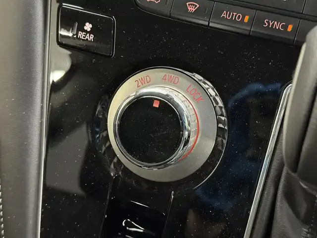 三菱 デリカＤ：５ シャモニー 三重県 2025(令7)年 0.1千km パールⅡ 登録済未使用車/ディーゼル・ターボ/フルタイム4WD/MTモード付インパネ8AT/アルパイン・11インチナビ『ビッグX』EX11NX/（CD/DVD/TV/SD/FM/AM/USB/Bluetooth/外部入力/HDMI/AppleCarPlay/AndroidAuto）/マルチアラウンドモニター/両側オートスライドドア/e-Assist/・衝突被害軽減ブレーキシステム/・車線逸脱警報システム/・レーダークルーズコントロールシステム/・オートハイビーム/・誤発進抑制機能（前進時）/・後側方車両検知警報システム（レーンチェンジアシスト機能付）［BSW/LCA］/・後退時交差車両検知警報システム［RCTA］/装備/・ハーフレザーシート/・キャプテンシート（7人乗り）/・シートヒーター（D/N）/・パワーシート（D6way）/・エレクトリックテールゲート（電動バックドア）/・左右独立オートエアコン/・後席クーラー＆ヒーター/・AC100V電源コンセント（100W）/・オートライト/・LED ヘッドランプ＋フロントフォグランプ/・パドルシフト/・オートワイパー/・純正18inAW/・プッシュスタート/・保/取/・スマートキーx2/・外装色『ホワイトダイヤモンド/ブラックマイカ（W85X42）』/など