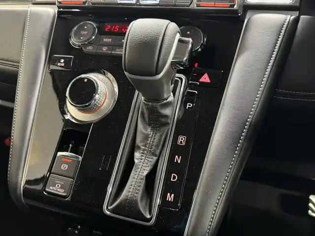 三菱 デリカＤ：５ シャモニー 三重県 2025(令7)年 0.1千km パールⅡ 登録済未使用車/ディーゼル・ターボ/フルタイム4WD/MTモード付インパネ8AT/アルパイン・11インチナビ『ビッグX』EX11NX/（CD/DVD/TV/SD/FM/AM/USB/Bluetooth/外部入力/HDMI/AppleCarPlay/AndroidAuto）/マルチアラウンドモニター/両側オートスライドドア/e-Assist/・衝突被害軽減ブレーキシステム/・車線逸脱警報システム/・レーダークルーズコントロールシステム/・オートハイビーム/・誤発進抑制機能（前進時）/・後側方車両検知警報システム（レーンチェンジアシスト機能付）［BSW/LCA］/・後退時交差車両検知警報システム［RCTA］/装備/・ハーフレザーシート/・キャプテンシート（7人乗り）/・シートヒーター（D/N）/・パワーシート（D6way）/・エレクトリックテールゲート（電動バックドア）/・左右独立オートエアコン/・後席クーラー＆ヒーター/・AC100V電源コンセント（100W）/・オートライト/・LED ヘッドランプ＋フロントフォグランプ/・パドルシフト/・オートワイパー/・純正18inAW/・プッシュスタート/・保/取/・スマートキーx2/・外装色『ホワイトダイヤモンド/ブラックマイカ（W85X42）』/など