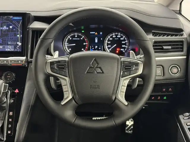 三菱 デリカＤ：５ シャモニー 三重県 2025(令7)年 0.1千km パールⅡ 登録済未使用車/ディーゼル・ターボ/フルタイム4WD/MTモード付インパネ8AT/アルパイン・11インチナビ『ビッグX』EX11NX/（CD/DVD/TV/SD/FM/AM/USB/Bluetooth/外部入力/HDMI/AppleCarPlay/AndroidAuto）/マルチアラウンドモニター/両側オートスライドドア/e-Assist/・衝突被害軽減ブレーキシステム/・車線逸脱警報システム/・レーダークルーズコントロールシステム/・オートハイビーム/・誤発進抑制機能（前進時）/・後側方車両検知警報システム（レーンチェンジアシスト機能付）［BSW/LCA］/・後退時交差車両検知警報システム［RCTA］/装備/・ハーフレザーシート/・キャプテンシート（7人乗り）/・シートヒーター（D/N）/・パワーシート（D6way）/・エレクトリックテールゲート（電動バックドア）/・左右独立オートエアコン/・後席クーラー＆ヒーター/・AC100V電源コンセント（100W）/・オートライト/・LED ヘッドランプ＋フロントフォグランプ/・パドルシフト/・オートワイパー/・純正18inAW/・プッシュスタート/・保/取/・スマートキーx2/・外装色『ホワイトダイヤモンド/ブラックマイカ（W85X42）』/など